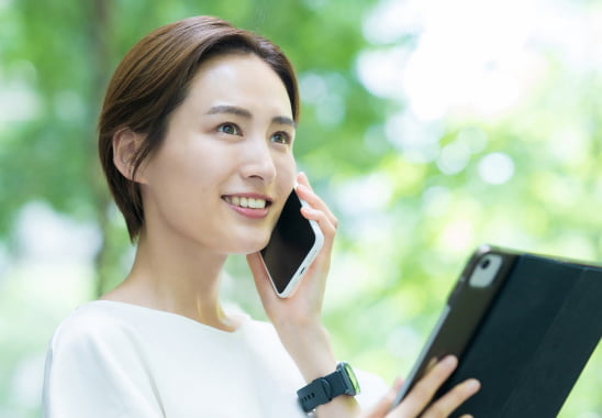 女性がスマホで電話